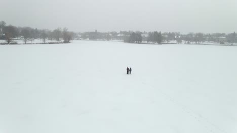 Dos-Personas-Caminando-Sobre-Un-Lago-Congelado-En-Minnesota