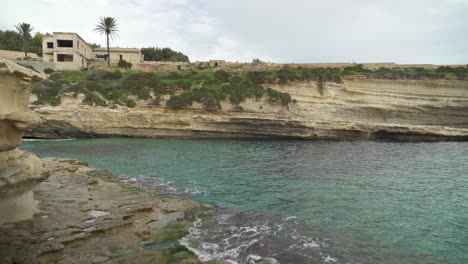 Playa-De-Piedra-De-Agua-De-Color-Turquesa-Il-kalanka-En-Malta-Con-Orilla-De-Piedra-Caliza