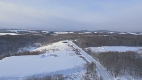 Vista-Aérea-Del-Paisaje-Natural-De-Hokkaido-En-Invierno