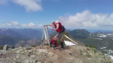 Mann-Erreicht-Den-Berggipfel,-Mount-5040,-Vancouver-Island,-Kanada