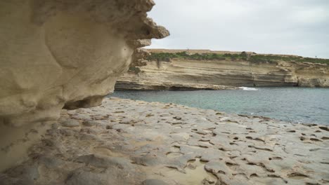 Orilla-De-La-Playa-De-Piedra-Il-kalanka-En-Malta-Con-Orilla-De-Piedra-Caliza-En-Primer-Plano