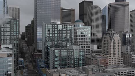 Luftaufnahme-Der-Vielen-Gebäude-In-Der-Innenstadt-Von-Seattle,-Die-Die-Beeindruckende-Glaswand-Zeigt,-Die-So-Viele-Büros-Beherbergt