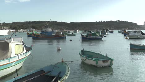 Hafen-Von-Marsaxlokk-Mit-Traditionellen-Fischerbooten-In-Der-Bucht-An-Einem-Sonnigen-Tag-In-Malta