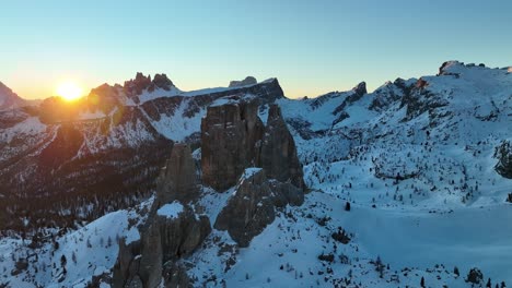 5-Torri-Bei-Sonnenaufgang-In-Den-Italienischen-Dolomiten