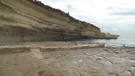 Playa-De-Il-kalanka-En-Malta-Con-Agua-Salpicada-En-Una-Empinada-Colina-De-Piedra-Caliza