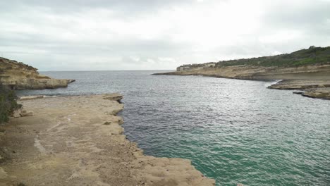 Weite-Ansicht-Von-Il-kalanka-Strand-In-Malta-An-Bewölktem-Regnerischem-Wintertag-In-Malta