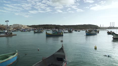 Bucht-Von-Marsaxlokk-Mit-Traditionellen-Fischerbooten,-Die-Mit-Osiris-Augen-Im-Hafen-Geschmückt-Sind