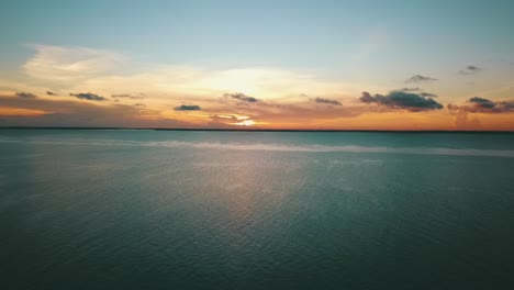 Unglaubliche-Rückwärts-Langsam-Sinkende-Drohnenaufnahme-Eines-Perfekten-Paradiesischen-Sonnenuntergangs-An-Einem-Drem-Strand
