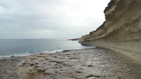Steinstrand-Il-kalanka-In-Malta-Verschwindet-Im-Seichten-Wasser-Des-Mittelmeers
