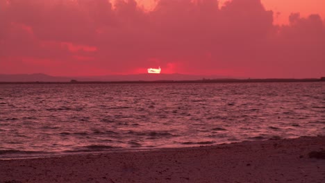 Erstaunlicher-Rosa-Himmelsonnenuntergang-Am-Seestrand,-Wellen,-Die-Gegen-Sandufer-Krachen,-Vergrößern