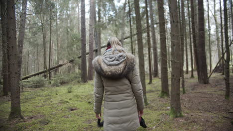 SLOW-MOTION:-Woman-starts-her-walk-in-the-woods-with-her-dog