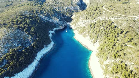 An-aerial-top-down-shot-of-the-beach-Stiniva-cove-beach-of-Adriatic-sea,-Vis-island,-Dalmatia,-Croatia