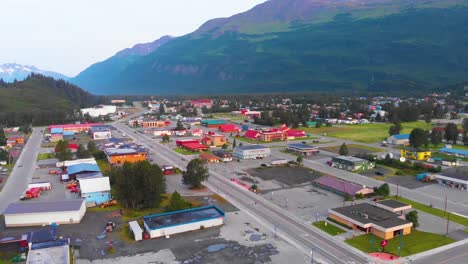 4K-Drohnenvideo-Des-Fischerdorfs-In-Valdez,-Ak-Während-Eines-Sonnigen-Sommertages