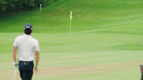 Golfer,-Der-Beobachtet,-Wie-Sein-Annäherungsschlag-Direkt-Neben-Der-Fahne-Auf-Einem-Golfplatz-Landet