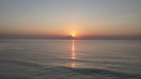 Luftdrohnenaufnahme-Eines-Schönen-Ruhigen-Sonnenaufgangs-über-Dem-Golf-Von-Thailand-Mit-Reflexion