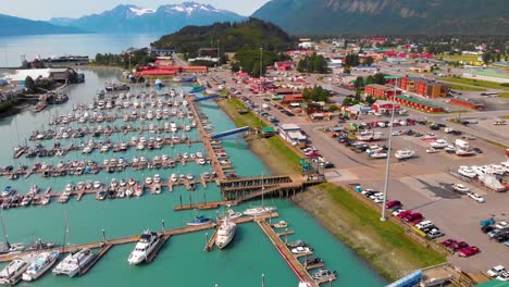 4K-Drohnenvideo-Von-Fischerbooten-Im-Hafen-Von-Valdez-In-Valdez,-Alaska,-An-Sonnigen-Sommertagen