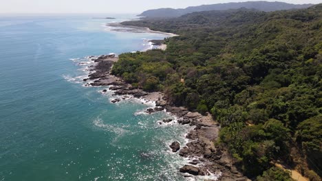 Felsige-Steinküste-Mit-Wellen,-Die-Gegen-Die-Steine-Spritzen-Dji-drohnenaufnahme,-Gefilmt-In-Costa-Rica-Montezuma
