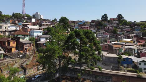 Disparo-Lento-Hacia-Arriba-De-Un-Dron-Que-Revela-Un-Pequeño-Barrio-Marginal-Brasileño