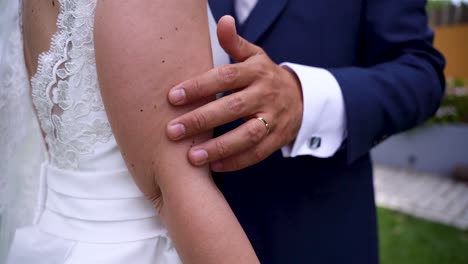 Kamerafahrt-Bräutigam-Hand-Berühren-Braut-Arm-Mit-Liebe,-Konzept-Der-Hochzeitszeremonie