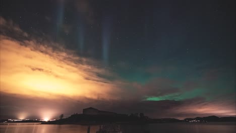 Encantadora-Aurora-Boreal-Sobre-Un-Pequeño-Castillo-En-Noruega