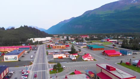 Video-De-Drones-De-4k-Del-Pueblo-De-Pescadores-En-Valdez,-Ak-Durante-Un-Día-Soleado-De-Verano