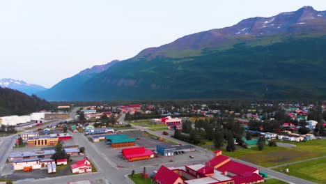 Video-De-Drones-De-4k-Del-Pueblo-De-Pescadores-En-Valdez,-Ak-Durante-Un-Día-Soleado-De-Verano