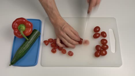 Hombre-Cortando-Tomates-Ciruela-Con-Cuchillo