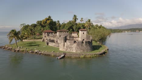 Rio-Dulce-Guatemala,-tourist-attraction,-drone-shot,-hispanic-fortress-dji