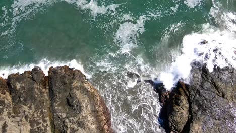 Felsige-Steinküste-Mit-Wellen,-Die-Gegen-Die-Steine-Spritzen-Drohne-Gedreht-Dji,-Gefilmt-In-Costa-Rica