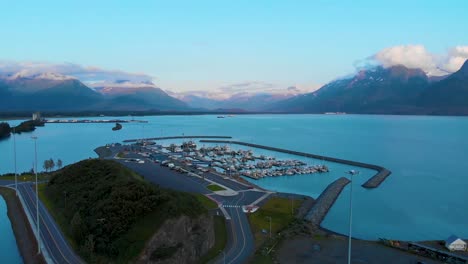 Video-De-Drones-4k-De-Botes-Y-Barcos-En-Puerto-Valdez-En-Valdez,-Ak-Durante-Un-Día-Soleado-De-Verano