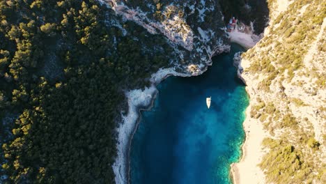 Eine-Drohnenaufnahme-Des-Strandes-Stiniva-Bucht-Strand-Der-Adria,-Insel-Vis,-Dalmatien,-Kroatien