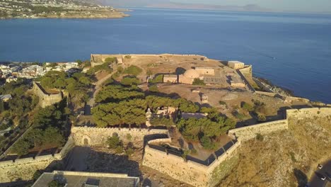 Fortezza-Rethymno-is-built-on-a-hill-called-Paleokastro,-by-the-Venetions-in-the-16th-Century,-which-was-the-site-of-ancient-Rhithymno
