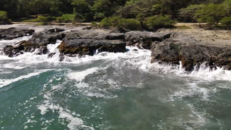 Felsige-Steinküste-Mit-Wellen,-Die-Gegen-Die-Steine-Spritzen-Dji-drohnenaufnahme,-Gefilmt-In-Costa-Rica