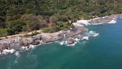 Costa-De-Piedra-Rocosa-Con-Olas-Salpicando-Contra-Las-Piedras-Dji-Drone-Shot-Costa-Rica