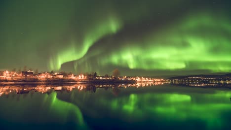 Reflexionen-Der-Nordlichter-In-Einem-Ruhigen-Fluss-In-Norwegen