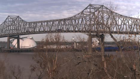 Crane-shot-of-the-Horace-Wilkinson-Bridge-in-Baton-Rouge,-Louisiana