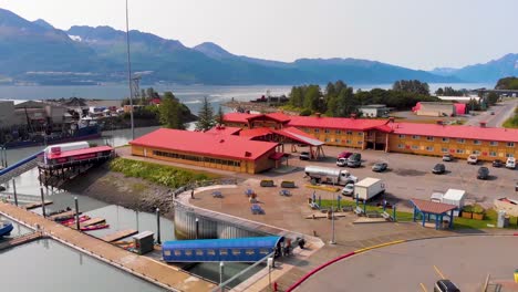 4K-Drohnenvideo-Der-US-Küstenwachstation-Im-Valdez-Bootshafen-In-Valdez,-Alaska,-An-Einem-Sonnigen-Sommertag
