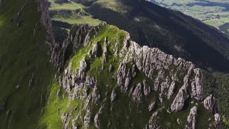 Sobre-Un-Acantilado-De-Montañas-Se-Separan-En-Los-Dolomitas-Con-Drones