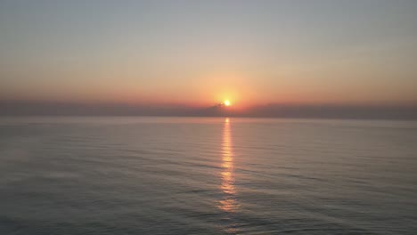 Luftdrohnenaufnahme-Eines-Schönen-Ruhigen-Sonnenaufgangs-über-Dem-Golf-Von-Thailand-Mit-Reflexion