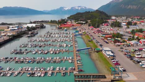 Video-De-Drones-De-4k-De-Barcos-De-Pesca-En-El-Puerto-De-Valdez-En-Valdez,-Alaska-Durante-El-Día-Soleado-De-Verano