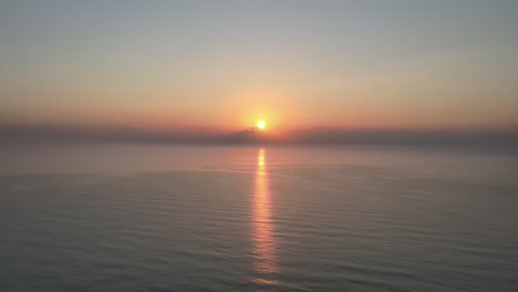 Luftdrohne-Schoss-über-Den-Golf-Von-Thailand-Mit-Einem-Wunderschönen-Sonnenaufgang-Mit-Orangefarbener-Reflexion-Auf-Dem-Wasser
