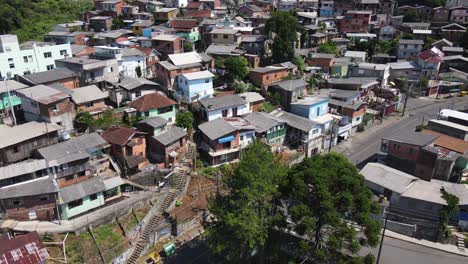 Langsam-Nach-Oben-Schwenkende-Drohnenaufnahme,-Die-Einen-Kleinen-Brasilianischen-Slum-Enthüllt