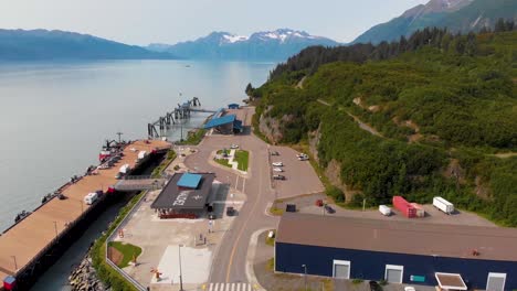 4K-Drohnenvideo-Vom-Kreuzfahrthafen-In-Valdez,-Alaska,-An-Sonnigen-Sommertagen