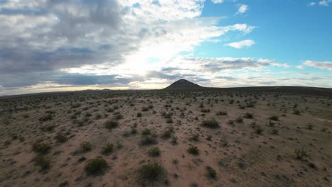 Ein-Hochgeschwindigkeitsflug-Im-Becken-Der-Mojave-Wüste-Zu-Einem-Kegelförmigen-Schlafenden-Vulkan