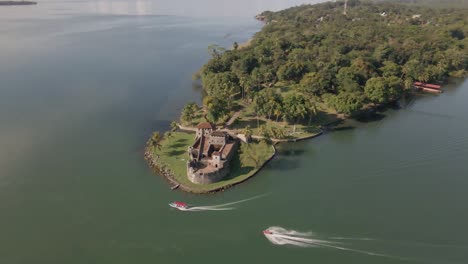 Rio-Dulce-Guatemala,-Atracción-Turística,-Disparo-De-Drone,-Fortaleza-Hispana