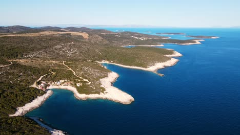 Eine-Luftaufnahme-Des-Strandes-Stiniva-Bucht-Strand-Der-Adria,-Insel-Vis,-Dalmatien,-Kroatien