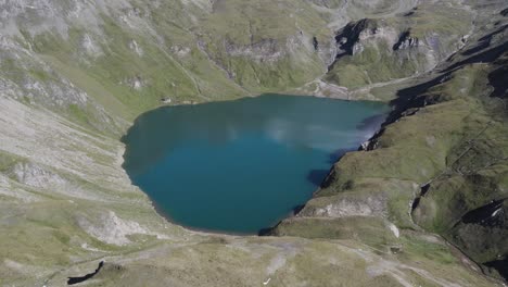 Lago-De-Montaña-Dolomitas-Filmado-Con-Drones,-Día-Soleado