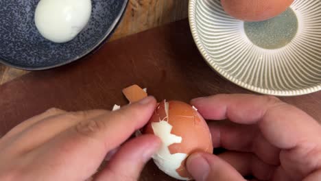 Peeling-hard-boiled-eggs-close-up