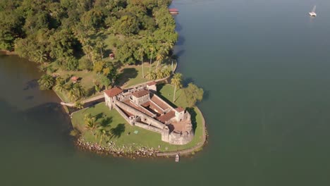 Rio-Dulce-Guatemala,-tourist-attraction,-drone-shot,-hispanic-fortress