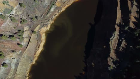 Luftaufnahme,-Die-über-Den-Roten-See-In-Der-Nähe-Der-Mitsero-minen-In-Zypern,-Griechenland-Fliegt